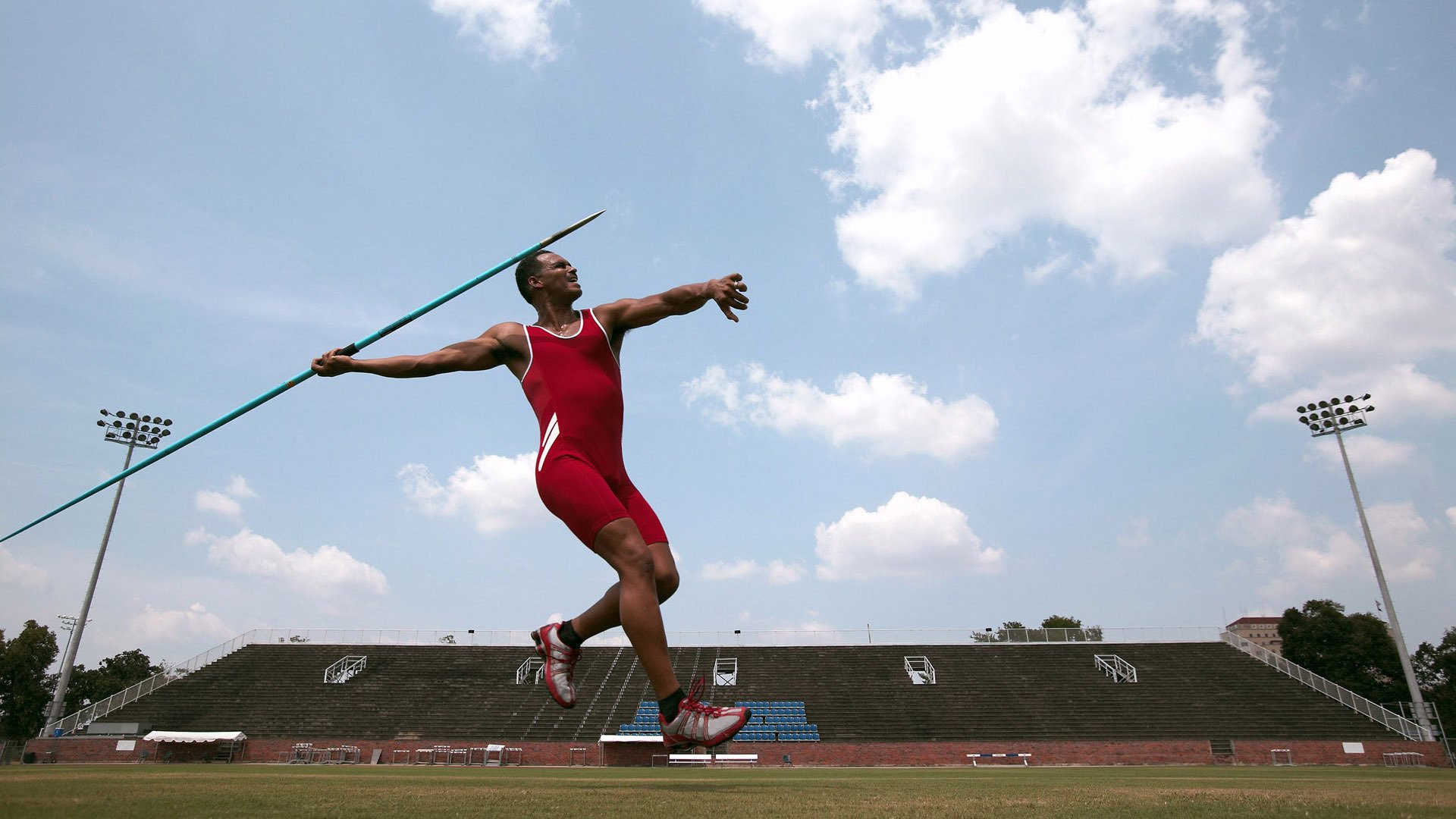 库兹马诺维奇在巴黎奥运会手球比赛中展现出高水平的反应速度，库兹马球技